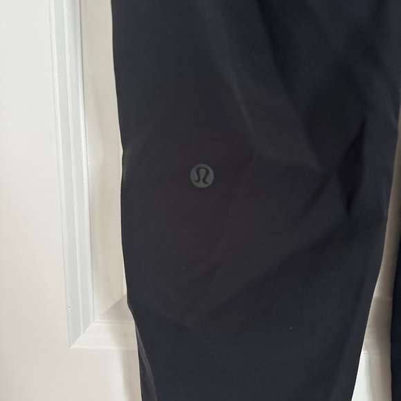 Lululemon On The Fly 7/8 Pant *28 Black Size 4 Front Pockets and Drawstring - Picture 3 of 3